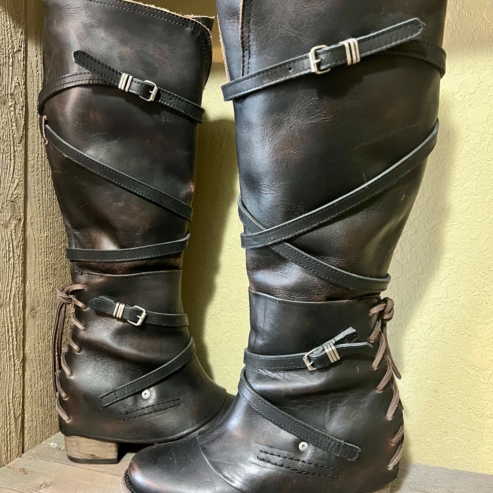 EUC (worn once) FREEBIRD BY STEVEN BLACK CASSIUS.  Size 9.
